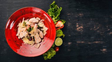 Sezar salatası tavuk fileto. Soğuk aperatifler. Siyah ahşap arka plan üzerinde. Kopya alanı.