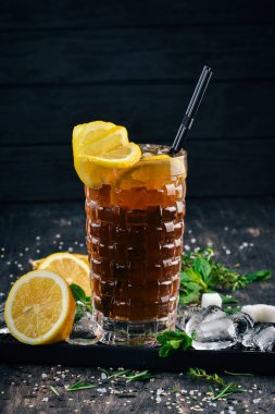 Alkol kokteyl Long Island. Siyah bir ahşap arka plan üzerinde.