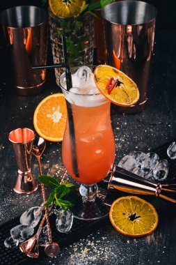 Alkollü kokteyl Sex sahilde. Turuncu. Siyah bir ahşap arka plan üzerinde.