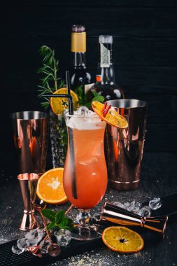 Alkollü kokteyl Sex sahilde. Turuncu. Siyah bir ahşap arka plan üzerinde.