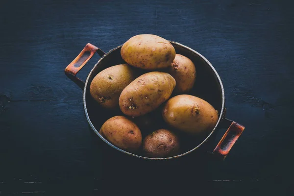 Patate Crude Fondo Nero Legno Cucino Spazio Libero Testo Vista — Foto Stock