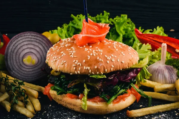 Burger Łososiem Serami Sałatka Liści Tradycyjna Kuchnia Amerykańska Czarnym Tle — Zdjęcie stockowe