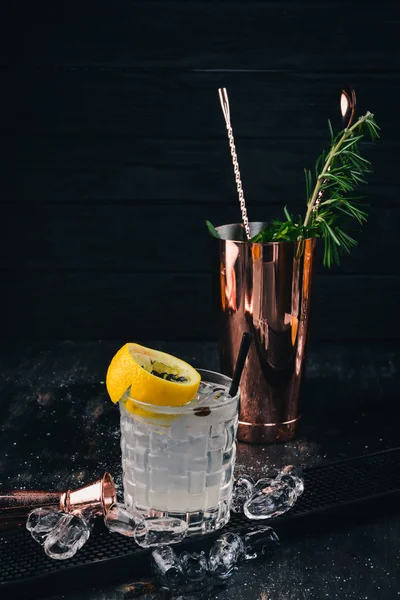 Fiesta Alkoholhaltiga Cocktail Sambuca Likör Tonic Citron Svart Trä Bakgrund — Stockfoto