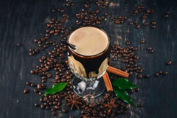Ароматна Чашка Какао Молоком Шоколадом Чорному Дерев Яному Фоні Вид — стокове фото