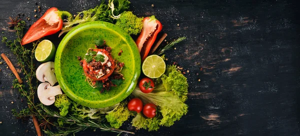 Tomaten Met Gedroogde Tomaten Fetakaas Koude Snacks Een Zwarte Houten — Stockfoto