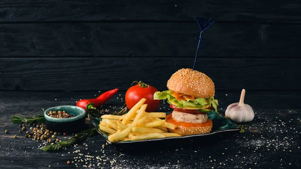 Mini Burger Filet Kurczaka Widok Góry Czarnym Tle Drewnianych Miejsce — Zdjęcie stockowe