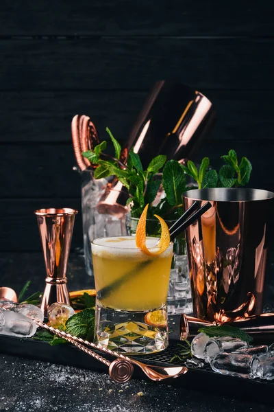 Sauer Cocktail Whisky Alkoholu Czarnym Tle Drewnianych — Zdjęcie stockowe