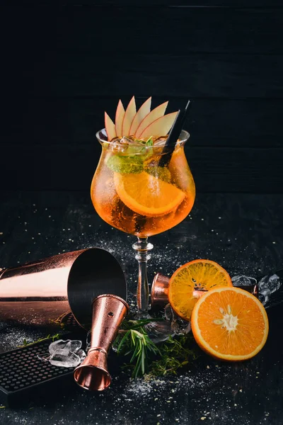 Cocktail Alcoólico Aperol Bar Laranja Fundo Madeira Preto — Fotografia de Stock