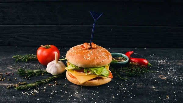 Burger Aux Haricots Dans Tomate Laitue American Traditional Food Sur — Photo