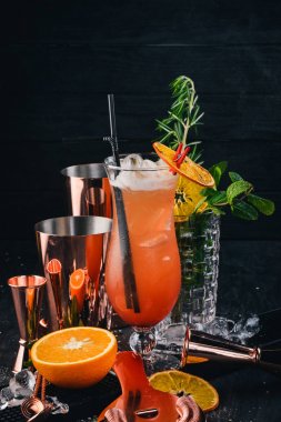 Alkollü kokteyl Sex sahilde. Turuncu. Siyah bir ahşap arka plan üzerinde.