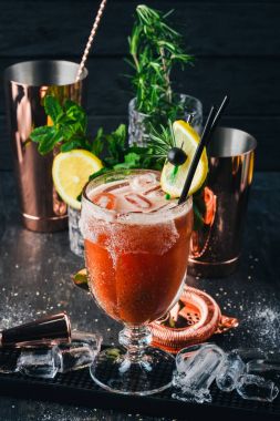 Alkollü kokteyl Bloody Mary. Biberiye ve domates suyu. Siyah bir ahşap arka plan üzerinde.