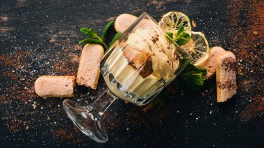 Tiramisu tatlı. Üstten Görünüm. Siyah ahşap arka plan üzerinde. Kopya alanı.