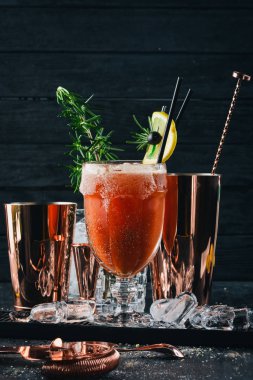 Alkollü kokteyl Bloody Mary. Biberiye ve domates suyu. Siyah bir ahşap arka plan üzerinde.