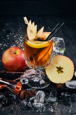 Kokteyl eski Tom. Viski. Siyah bir ahşap arka plan üzerinde.