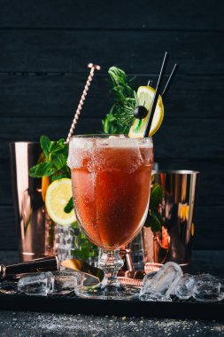 Alkollü kokteyl Bloody Mary. Biberiye ve domates suyu. Siyah bir ahşap arka plan üzerinde.