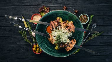 Dana eti kebap, patates ve soğan soslu domuz eti. Et. Üstten Görünüm. Siyah ahşap arka plan üzerinde. Kopya alanı.