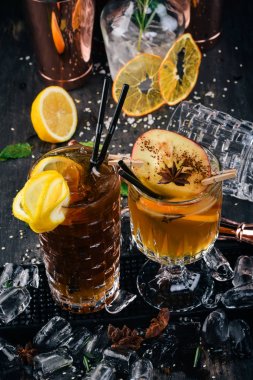 Buz ile iki popüler kokteyller. Long Island siyah ahşap zemin.