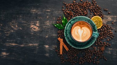 Siyah ahşap zemin kahve Cappuccino kokulu bir fincan. Üstten Görünüm. Kopya alanı.
