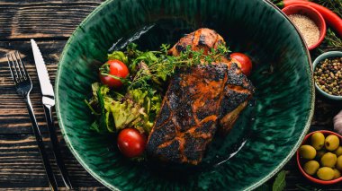 Domuz kaburga hosper içinde pişmiş. Et. Üstten Görünüm. Siyah ahşap arka plan üzerinde. Kopya alanı.