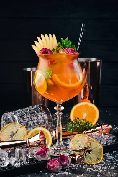 Алкогольный Коктейль Aperol Spritz Розами Черном Деревянном Фоне — стоковое фото