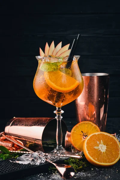 Cocktail Alcoólico Aperol Bar Laranja Fundo Madeira Preto — Fotografia de Stock