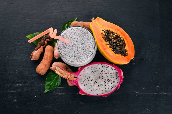 Papaya, Dragon meyve, kaktüs meyve. Taze tropikal meyve. Ahşap bir arka plan üzerinde. Üstten Görünüm. Kopya alanı.