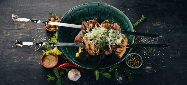 Dana eti kebap, patates ve soğan soslu domuz eti. Et. Üstten Görünüm. Siyah ahşap arka plan üzerinde. Kopya alanı.