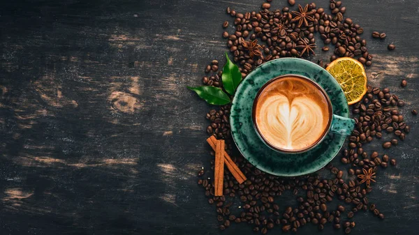 Een Geurig Kopje Koffie Cappuccino Een Zwarte Houten Achtergrond Bovenaanzicht — Stockfoto