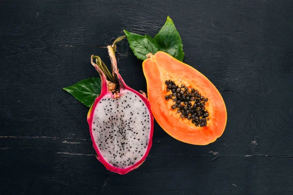 Papaja Dragon Fruit Vers Tropisch Fruit Een Houten Achtergrond Bovenaanzicht — Stockfoto