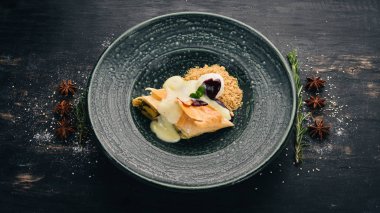 Apple strudel dondurma ile. Tatlı. Siyah ahşap arka plan üzerinde. Kopya alanı.