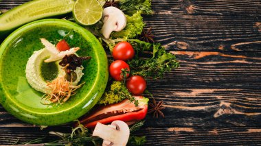 Kurutulmuş domates ve tığ işi bir yama ile peynir lor hamur. Soğuk aperatifler. Siyah ahşap arka plan üzerinde. Kopya alanı.