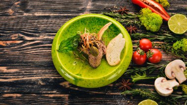 Tost ekmek arası tavuk karaciğer Yapıştır. Soğuk aperatifler. Siyah ahşap arka plan üzerinde. Kopya alanı.