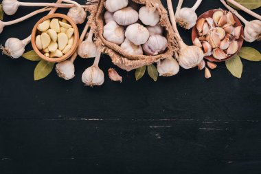 Sarımsak. Göğüs ahşap arka plan üzerinde taze sarımsak kümesi. Üstten Görünüm. Kopya alanı.