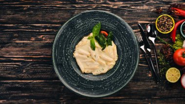 Brie peyniri ile makarna bölme. İtalyan mutfağı. Üstten Görünüm. Siyah ahşap arka plan üzerinde. Kopya alanı.