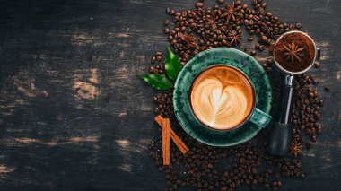 Siyah ahşap zemin kahve Cappuccino kokulu bir fincan. Üstten Görünüm. Kopya alanı.