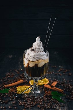 Aromatik fincan kahve İrlanda viski ve krema ile. Siyah ahşap arka plan üzerinde. Üstten Görünüm. Kopya alanı.