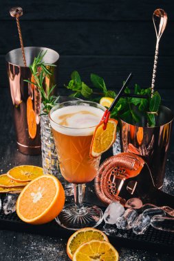 Alkol kokteyl Mai Tay dili Siyah bir ahşap arka plan üzerinde.