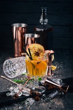 Alkollü kokteyller Hroh apple ile sıcak. Siyah bir ahşap arka plan üzerinde.