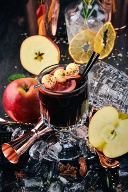 Bir kokteyl sıcak kırmızı şarap. Şarap. Siyah bir ahşap arka plan üzerinde.