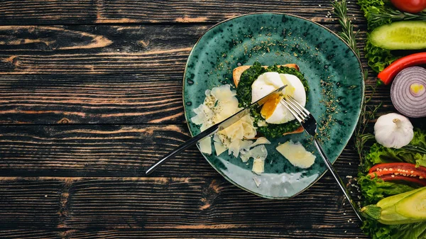 Frühstück Toastbrot Mit Spinat Pochiertem Und Parmesan Auf Schwarzem Holzgrund — Stockfoto