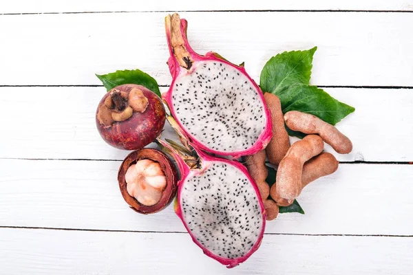 Dračí Ovoce Rambutan Mangostanu Čerstvé Tropické Ovoce Dřevěné Pozadí Pohled — Stock fotografie