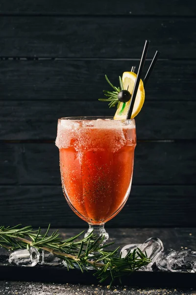 Cocktail Alcoólico Bloody Mary Sumo Tomate Alecrim Fundo Madeira Preto — Fotografia de Stock