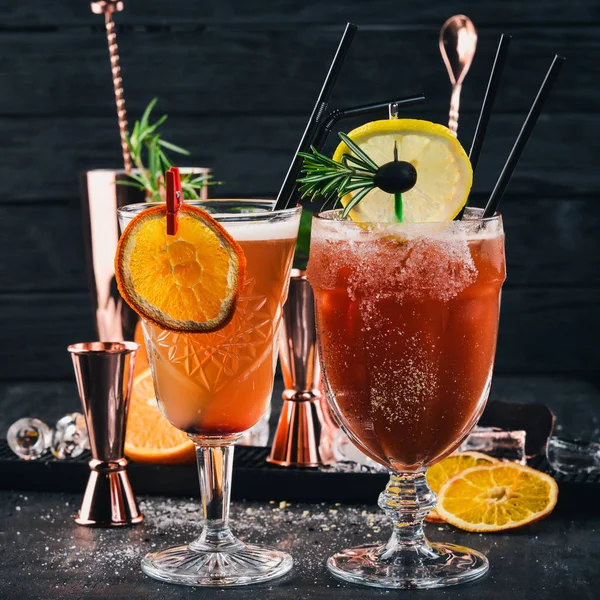 Deux Cocktails Alcoolisés Mai Tai Bloody Mary Sur Fond Bois — Photo