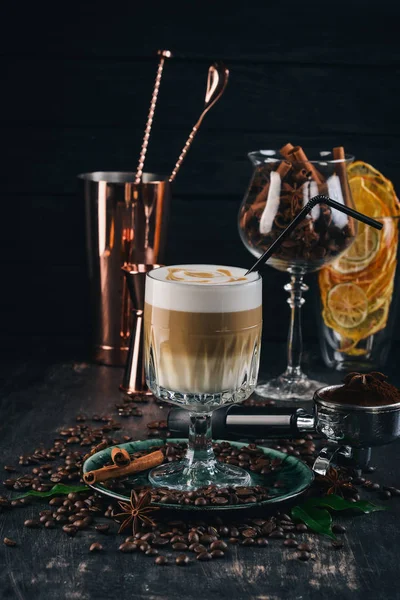 Aromatyczna Kawa Kubek Latte Czarnym Tle Drewnianych Widok Góry Miejsce — Zdjęcie stockowe