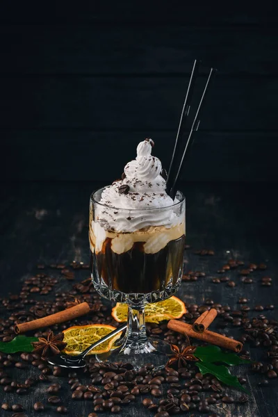 带爱尔兰威士忌和奶油的芳香杯咖啡 在黑色的木质背景 顶部视图 复制空间 — 图库照片