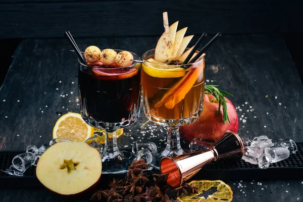 Cocktail Alcolici Caldi Con Vino Cannella Mele Sulla Barra Sfondo — Foto Stock