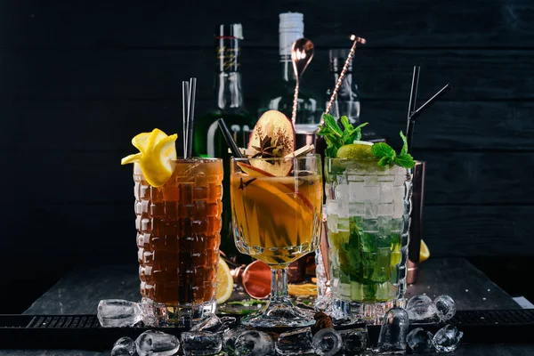 Τρία Δημοφιλή Κοκτέιλ Παγάκια Mojito Long Island Μαύρο Φόντο Ξύλινη — Φωτογραφία Αρχείου