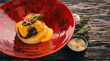 Sığır fileto püresi kuskus ile. Sıcak meze. Üstten Görünüm. Siyah ahşap arka plan üzerinde. Kopya alanı.