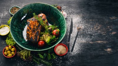 Domuz kaburga hosper içinde pişmiş. Et. Üstten Görünüm. Siyah ahşap arka plan üzerinde. Kopya alanı.