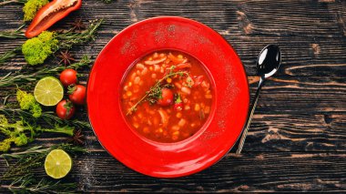 Mısır, tavuk ve biber domates çorbası. Üstten Görünüm. Siyah ahşap arka plan üzerinde. Kopya alanı.